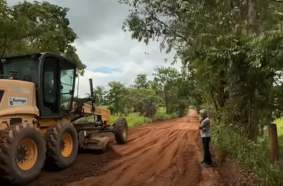 Formiga: estrada para o distrito de Albertos recebe manutenção após cobrança de moradores