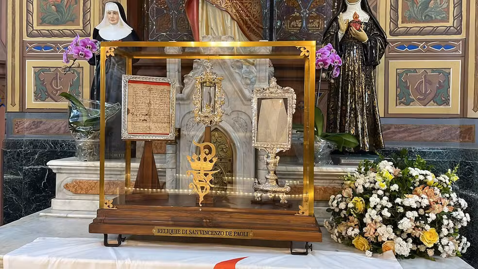 Vindas da Itália, relíquias de São Vicente de Paulo peregrinam por igrejas do Centro-Oeste de MG; confira o roteiro