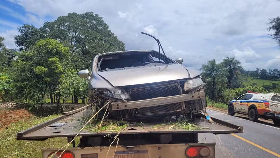 Carro sai da pista, bate em barranco e motorista morre na BR-354