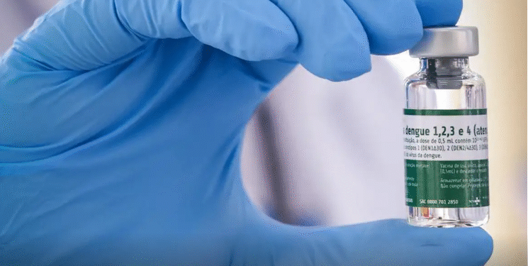 Começa vacinação de 1,2 milhão de profissionais de saúde contra dengue