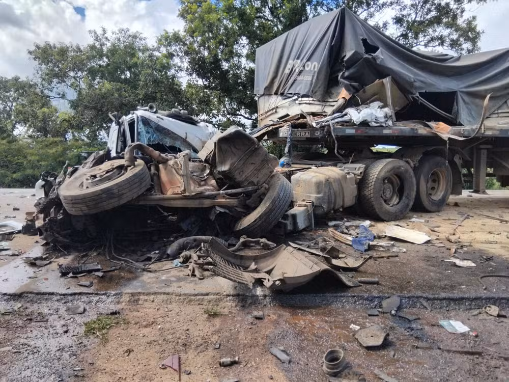 Acidente envolvendo caminhão e carretas deixa carga de farelo de soja espalhada pela BR-262