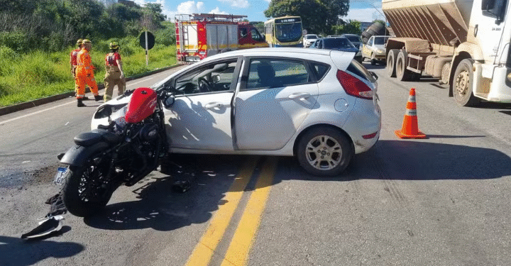 Acidente entre carro e moto mata jovem e deixa duas pessoas feridas na BR-494 em Divinópolis