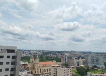 Frente fria com chuvas persiste, mas fim de semana será de sol em Divinópolis e região