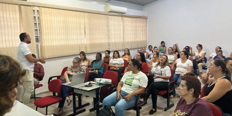 Professores aprovam nova jornada apresentada pela Educação e encerram impasse sobre adicionais salariais