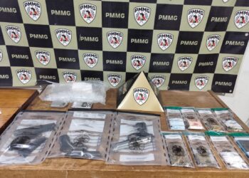 Polícia Militar apreende armas de fogo, munições e drogas em Arcos