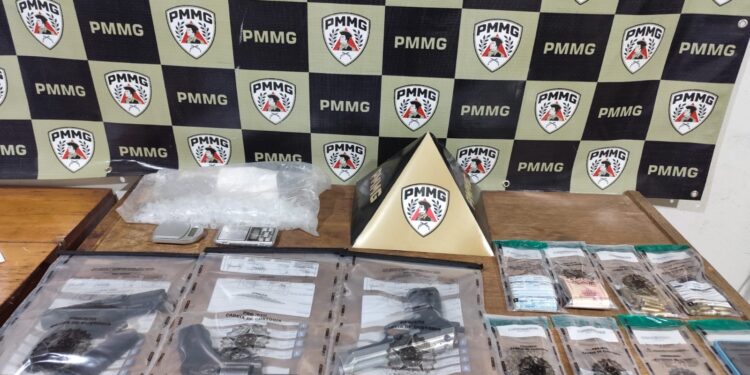 Polícia Militar apreende armas de fogo, munições e drogas em Arcos