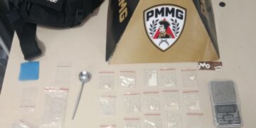 Suspeitos são apreendidos com cocaína e balança de precisão no bairro Sagrado Coração de Jesus, em Formiga