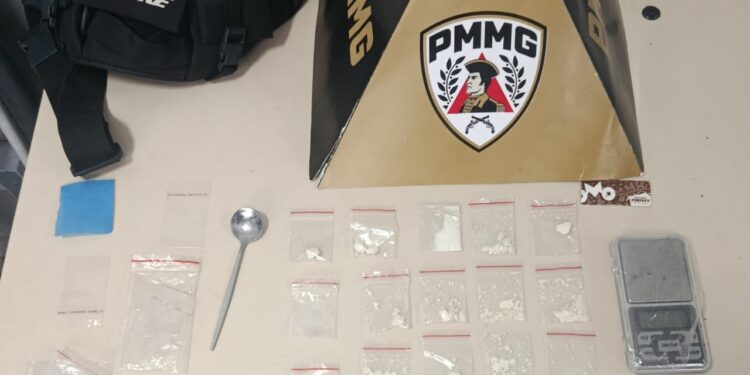 Suspeitos são apreendidos com cocaína e balança de precisão no bairro Sagrado Coração de Jesus, em Formiga