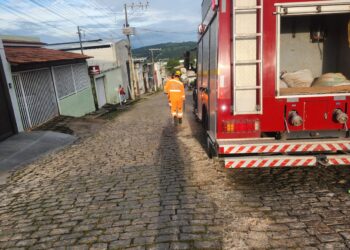 Corpo de Bombeiros elimina risco de derrapagem após derramamento de óleo no bairro Ouro Negro