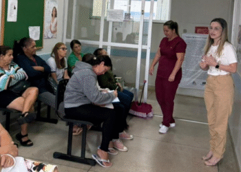 Córrego Fundo: Profissionais da saúde orientam pacientes sobre cuidados bucais e acesso a próteses pelo SUS