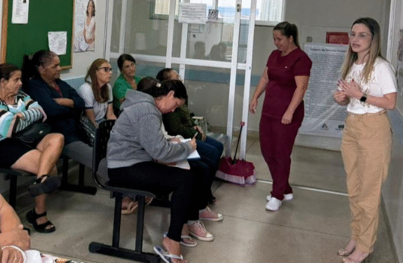 Córrego Fundo: Profissionais da saúde orientam pacientes sobre cuidados bucais e acesso a próteses pelo SUS