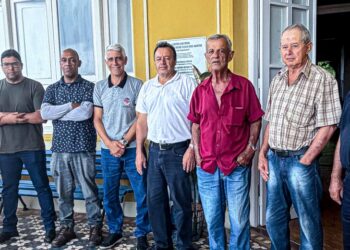 Reunião no gabinete do prefeito discute deslizamento de terra na Rua Benjamin Guimarães