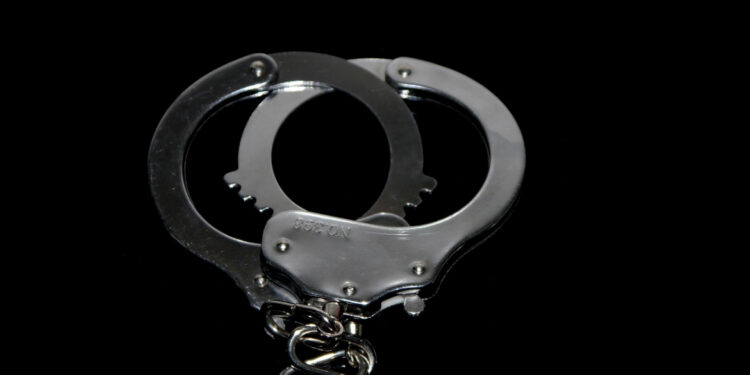 Homem é preso por envolvimento em homicídio e tentativa de assassinato em Divinópolis