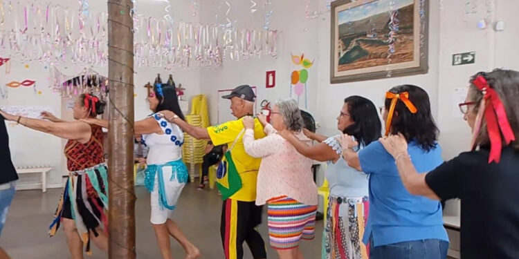 Centro de Convivência da Pessoa Idosa em Formiga realiza festa de Carnaval