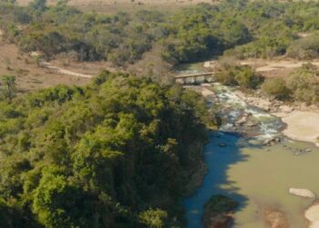 Homem desaparece após se afogar em cachoeira de Itapecerica; bombeiros fazem buscas