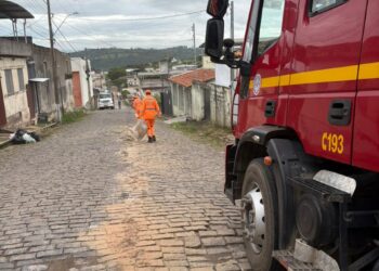 Bombeiros eliminam risco de derrapagem no bairro Ouro Negro após derramamento de óleo diesel