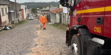 Bombeiros eliminam risco de derrapagem no bairro Ouro Negro após derramamento de óleo diesel
