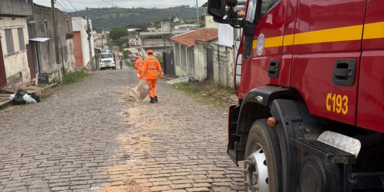 Bombeiros eliminam risco de derrapagem no bairro Ouro Negro após derramamento de óleo diesel