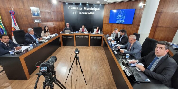 Câmara de Formiga inicia 2026 com aprovação unânime de projeto e primeira sessão presidida por Jaci da Rua Nova