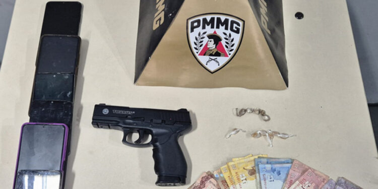 Ação da PM termina com prisão de jovem por tráfico de drogas e apreensão de réplica de arma de fogo em Formiga