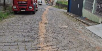 Extensa mancha de óleo ameaça segurança de condutores na Vila Maria Cristina em Formiga