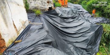 Intervenção preventiva é realizada em área de deslizamento de terra na Lajinha; seis imóveis seguem interditados