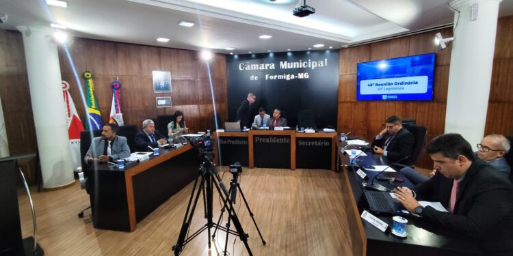 Câmara aprova projetos para merenda escolar, revisão salarial e organização administrativa