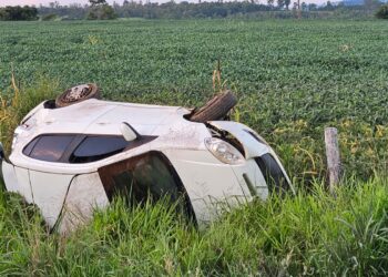 Capotamento na LMG-893 deixa duas pessoas feridas em Formiga