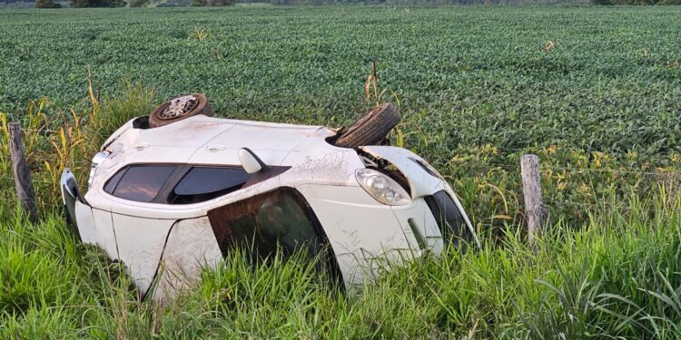 Capotamento na LMG-893 deixa duas pessoas feridas em Formiga