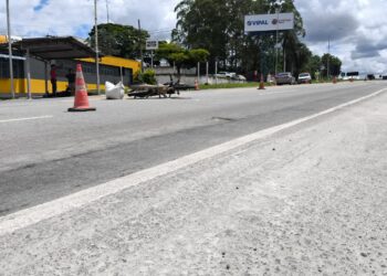 Conversão para acesso à zona rural do Quilombo termina em colisão entre carro e moto na MG-050 em Formiga
