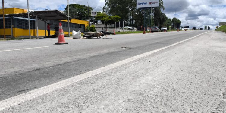 Conversão para acesso à zona rural do Quilombo termina em colisão entre carro e moto na MG-050 em Formiga