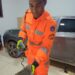 Formiga: operação dos bombeiros exige retirada de roda de carro para captura de serpente no bairro Lajinha