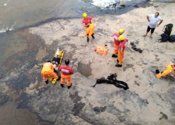 Jovem sofre queda em área de difícil acesso na Cachoeira de Trindade e é socorrido pelos bombeiros em Divinópolis