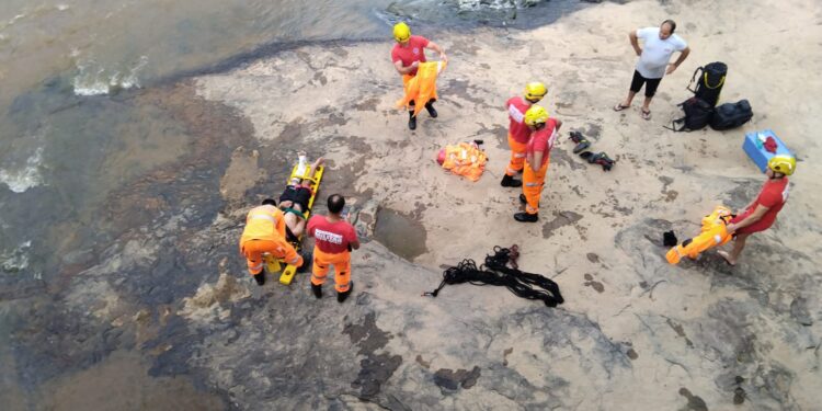 Jovem sofre queda em área de difícil acesso na Cachoeira de Trindade e é socorrido pelos bombeiros em Divinópolis