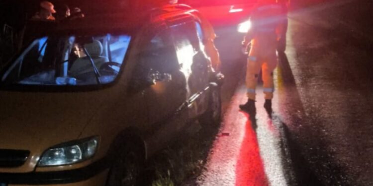 Carro a caminho de culto religioso é atingido por caminhão na MG-050 em Córrego Fundo