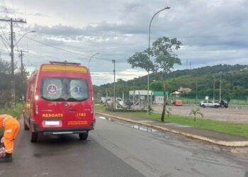 Acidente entre carro e motocicleta deixa homem ferido na Avenida Geraldo Almeida em Formiga