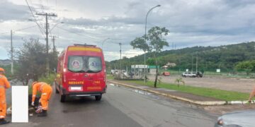 Acidente entre carro e motocicleta deixa homem ferido na Avenida Geraldo Almeida em Formiga