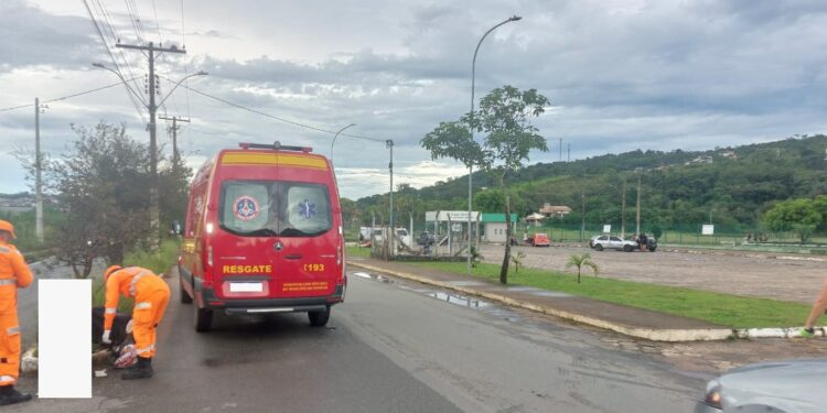 Acidente entre carro e motocicleta deixa homem ferido na Avenida Geraldo Almeida em Formiga