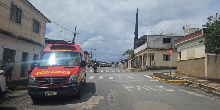 Condutor fica ferido após colisão entre motos no cruzamento da Primeiro de Maio com Salgado Filho em Formiga