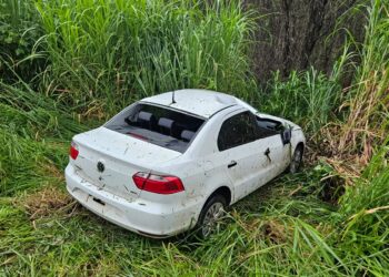 Veículo sai da pista, capota em ribanceira e deixa homem ferido na BR-354 em Formiga