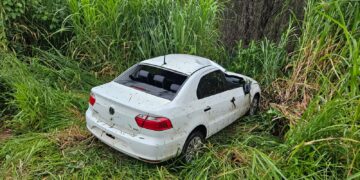 Veículo sai da pista, capota em ribanceira e deixa homem ferido na BR-354 em Formiga