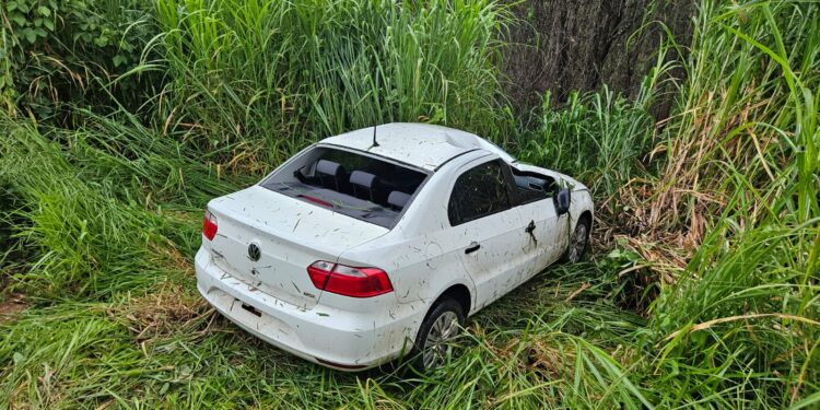 Veículo sai da pista, capota em ribanceira e deixa homem ferido na BR-354 em Formiga