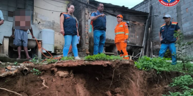 Risco de desabamento leva bombeiros e Defesa Civil a nova vistoria em imóvel na Vila Imperial em Formiga