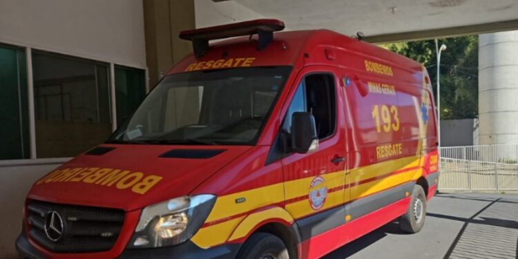 Vítima em crise convulsiva é socorrida pelos bombeiros no bairro Sagrado Coração de Jesus em Formiga