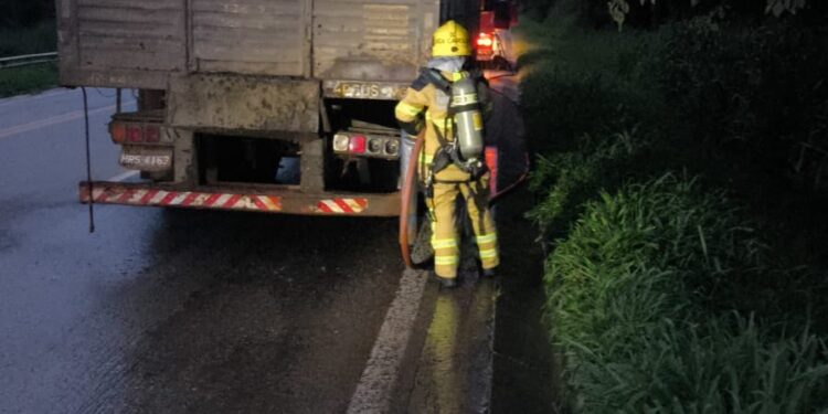 Princípio de incêndio atinge carreta  carregada com gado na MG-050, em Formiga