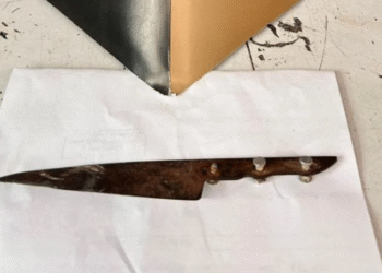 Homem persegue mulheres com faca, é contido por populares e acaba preso em Divinópolis