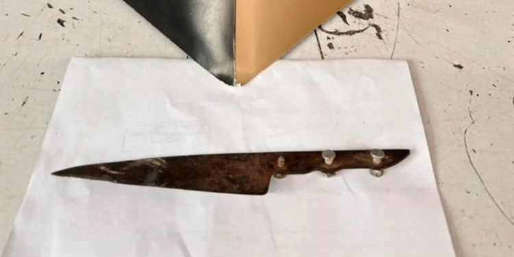 Homem persegue mulheres com faca, é contido por populares e acaba preso em Divinópolis