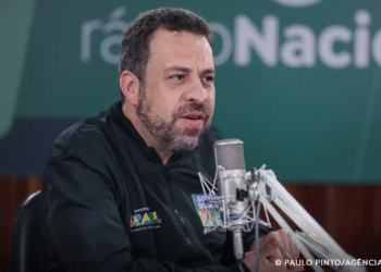 Acabar com a escala 6×1 é prioridade do governo, afirma Boulos