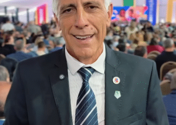 Prefeito Laércio Reis representa Formiga e recebe medalha do ‘Selo Ouro da Educação’ em Brasília