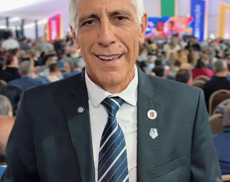 Prefeito Laércio Reis representa Formiga e recebe medalha do ‘Selo Ouro da Educação’ em Brasília